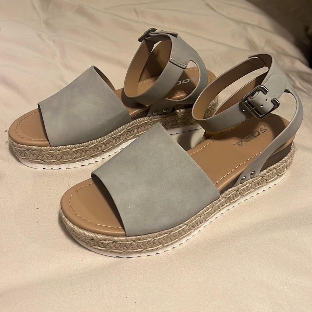 Brand new gray sandal/wedges